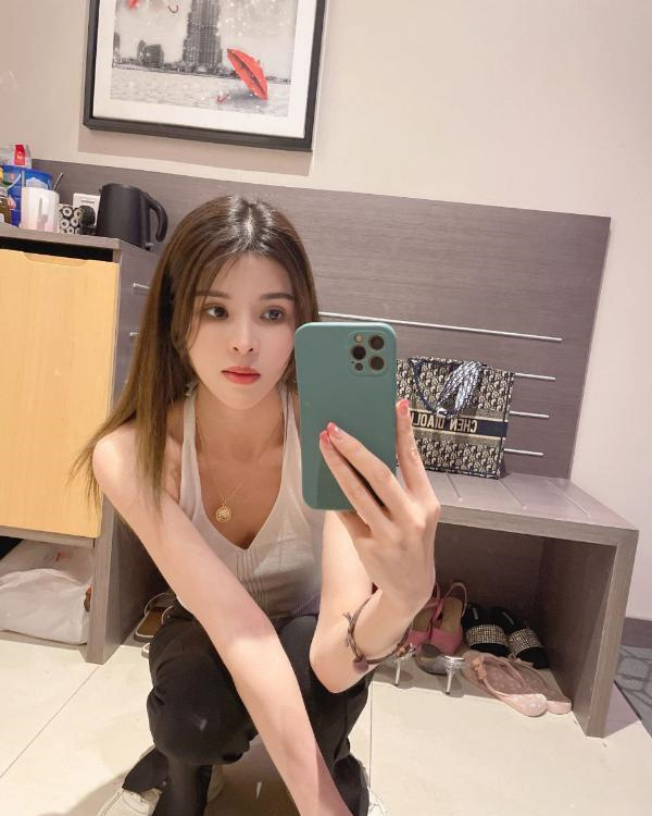 马群神似李若彤姑娘